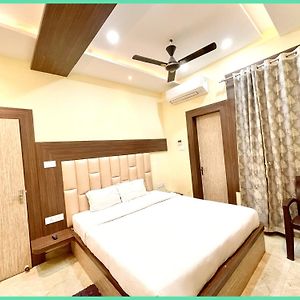 Hotel Nandini Palace ! Varanasi ! ! Fully-Air-Conditioned-Hotel Family-Friendly-Hotel, Near-Kashi-Vishwanath-Temple And Ganga Ghat